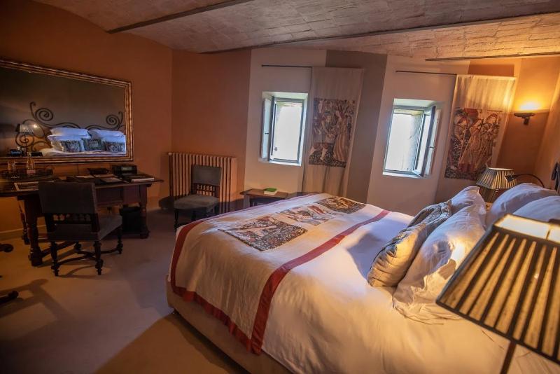 Classic Double Room image 2