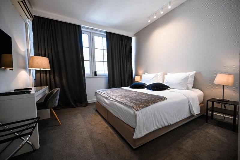 Deluxe Queen Room image 1