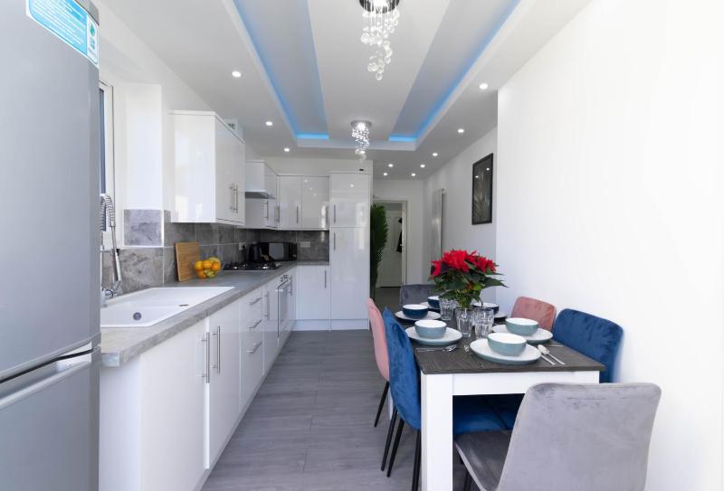 Open Mind Property - 6 Luxury Bedrooms with Free Parking - image 6