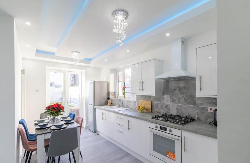 Open Mind Property - 6 Luxury Bedrooms with Free Parking - image 10