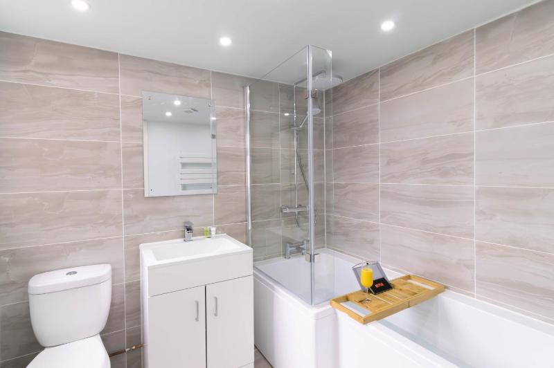 Open Mind Property - 6 Luxury Bedrooms with Free Parking - image 29