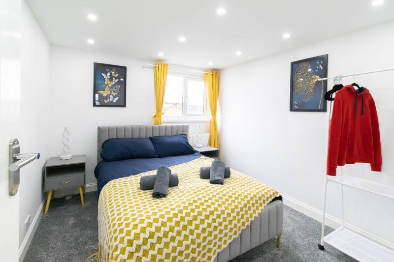Open Mind Property - 6 Luxury Bedrooms with Free Parking - image 40
