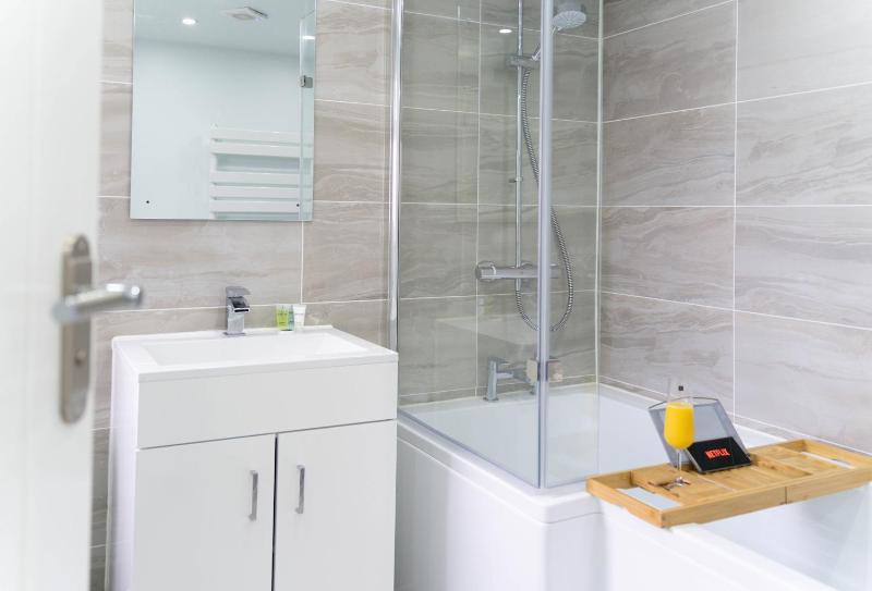 Open Mind Property - 6 Luxury Bedrooms with Free Parking - image 26