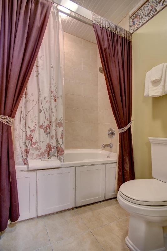 King Room - Chinaberry Balcony image 2