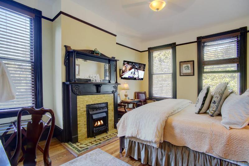 King Room - Chinaberry Balcony image 1