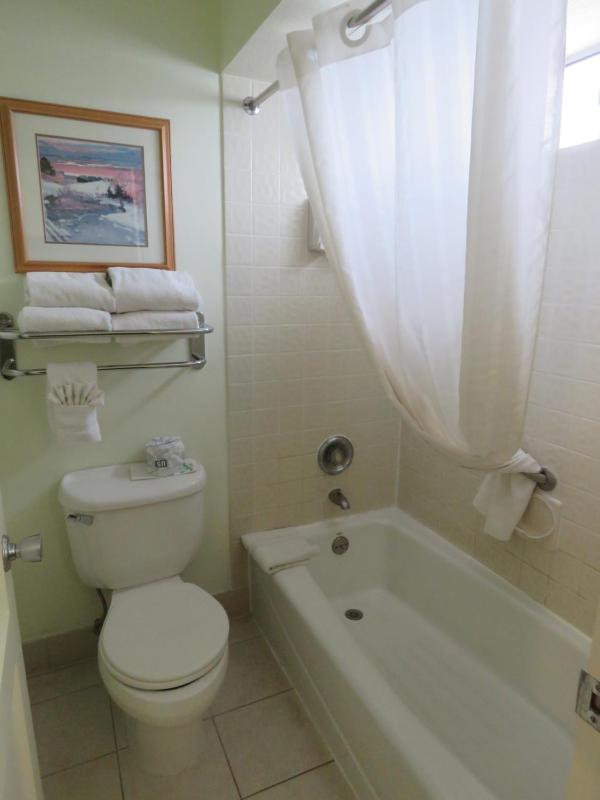 Queen Room with Two Queen Beds - Non-Smoking image 2