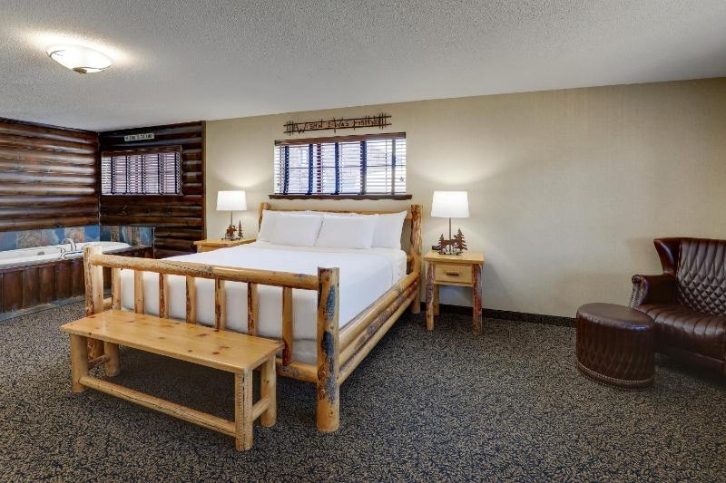 Suite with Hot Tub image 3
