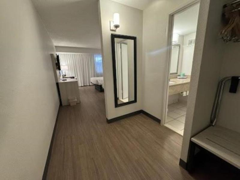 Queen Room with two Queen Beds -Non Smoking image 3