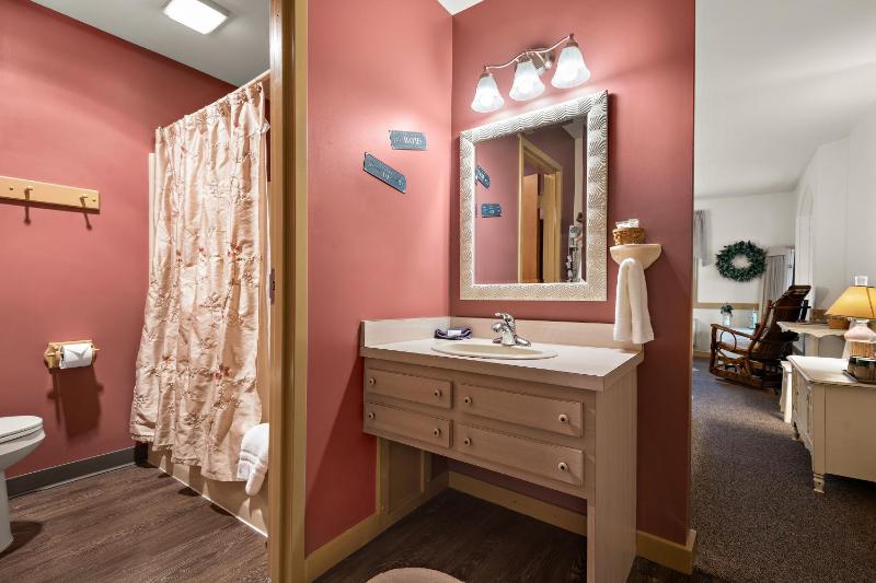 Studio with Spa Bath image 4