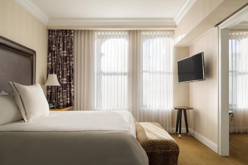 The Manhattan Club - image 11