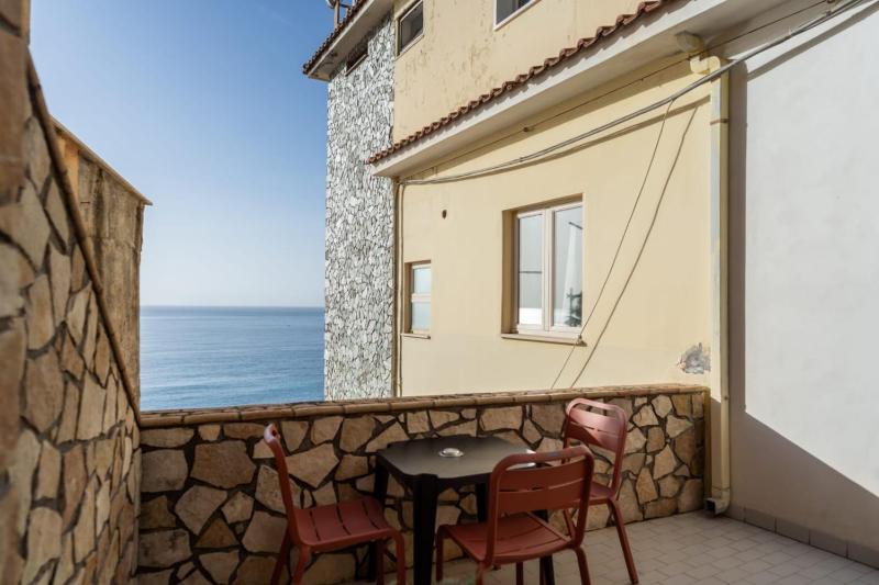 Standard Triple Room with Sea View image 4