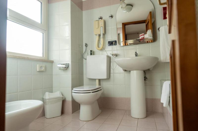 Standard Triple Room with Sea View image 2