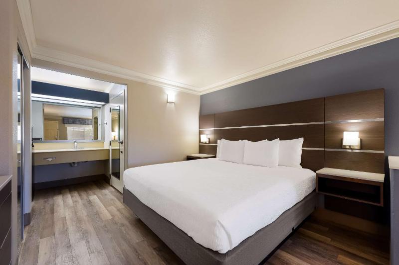 King Room - Non-Smoking image 4