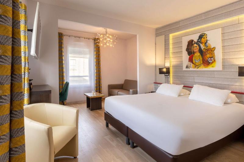 Junior Suite with Queen Bed and Sofa Bed - Non-Smoking image 1