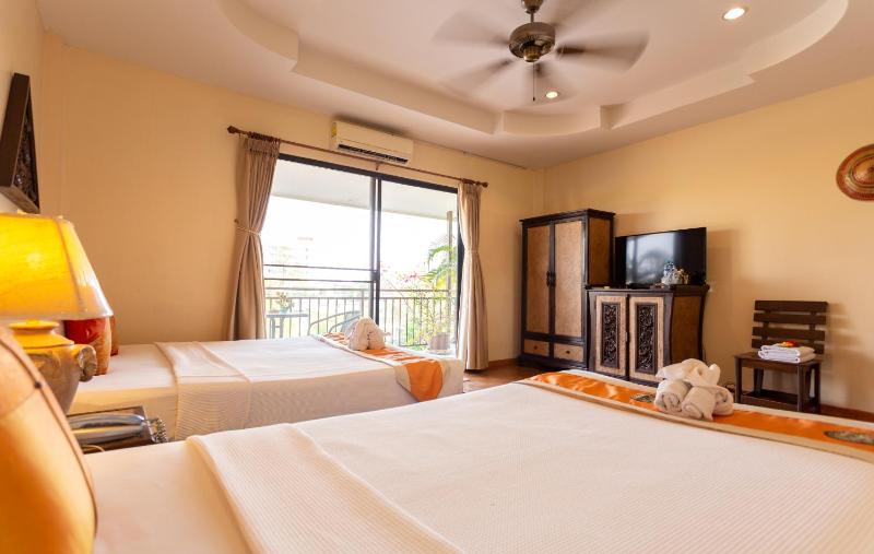 Chang Charlie Inn Boutique - image 14