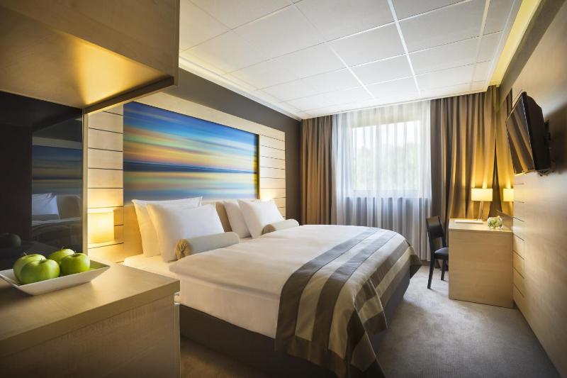 Economy Twin Room image 1