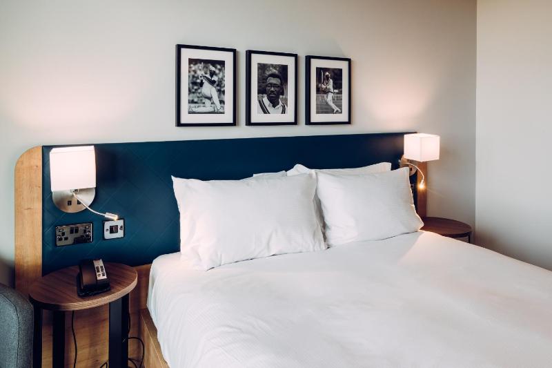 King Room with Sofa Bed image 3