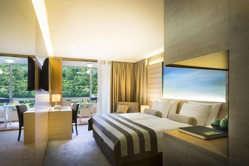 Standard Twin Room image 4