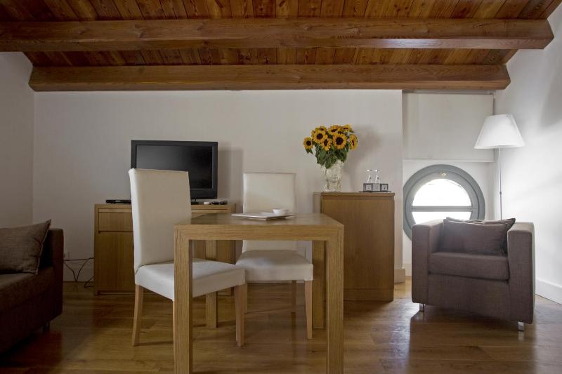 Deluxe Room with Jacuzzi image 4