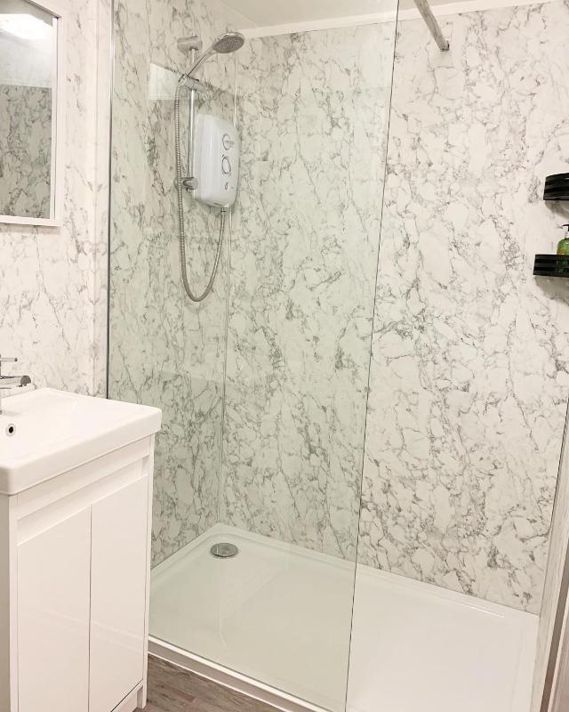Twin Room with Shower image 2