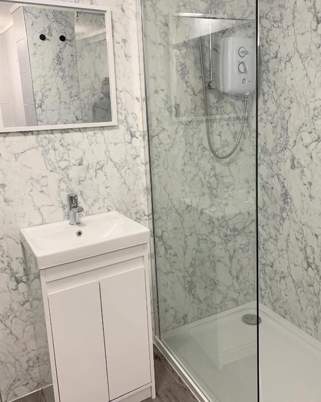 Twin Room with Shower image 3