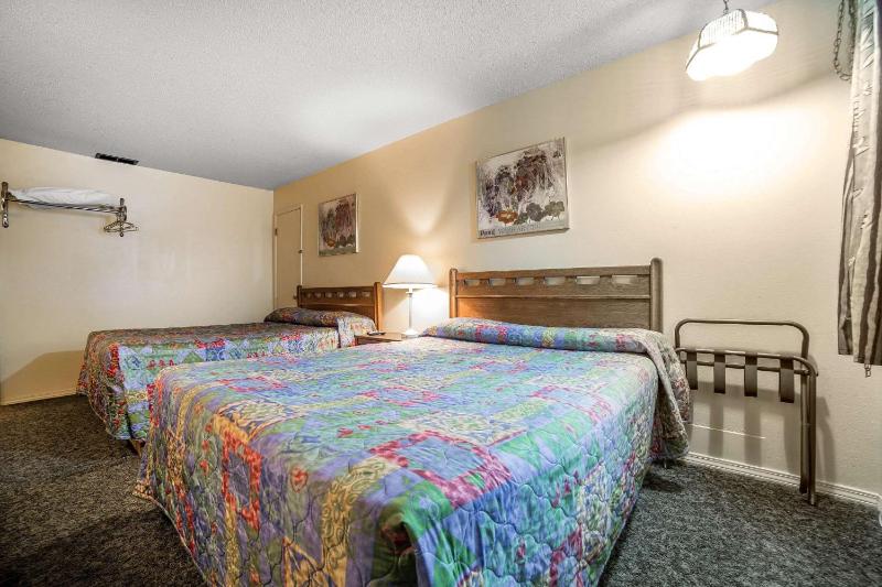 Queen Room with Two Queen Beds - Non-Smoking image 1