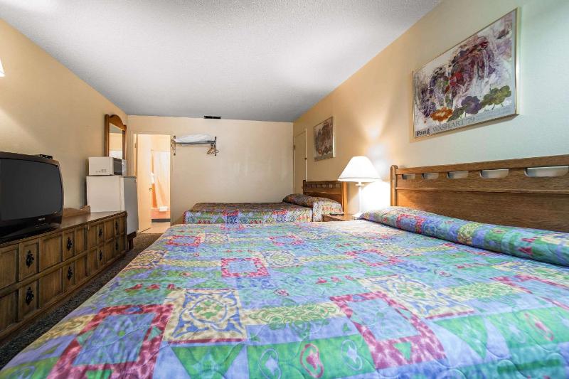 Queen Room with Two Queen Beds - Non-Smoking image 4