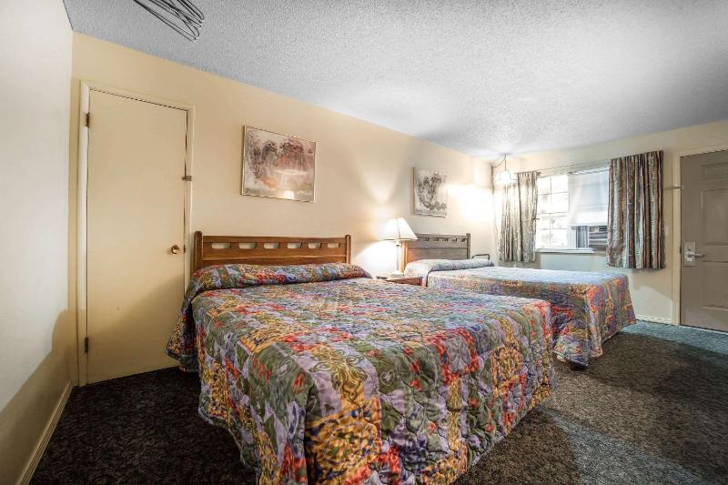 Queen Room with Two Queen Beds - Non-Smoking image 3