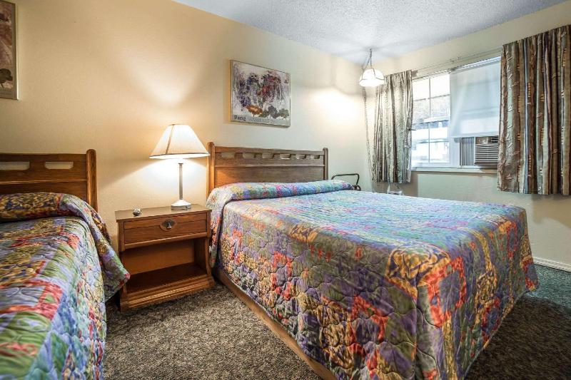 Queen Room with Two Queen Beds - Non-Smoking image 2