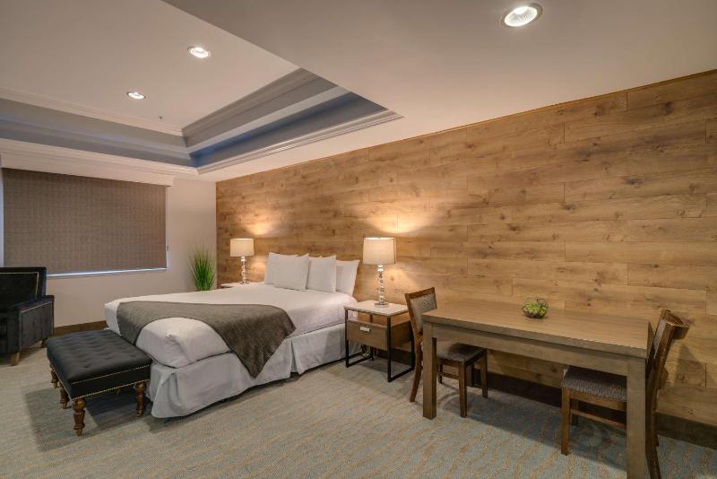 Deluxe King Room with Jetted Tub - Non-Smoking image 1