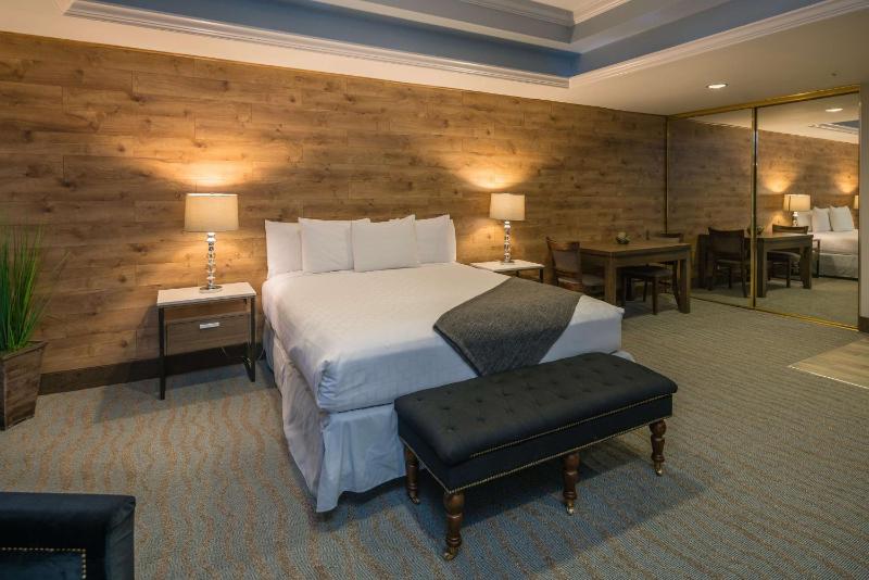 King Suite - Non-Smoking image 3