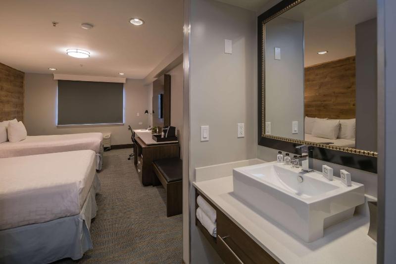 Deluxe Queen Room with Two Queen Beds and Jetted Tub - Non-Smoking image 4