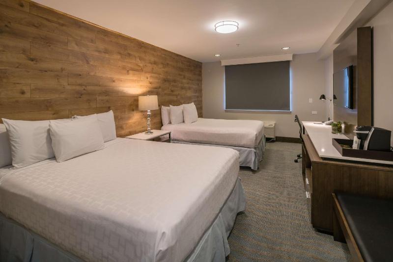 Queen Room with Two Queen Beds - Non-Smoking image 1