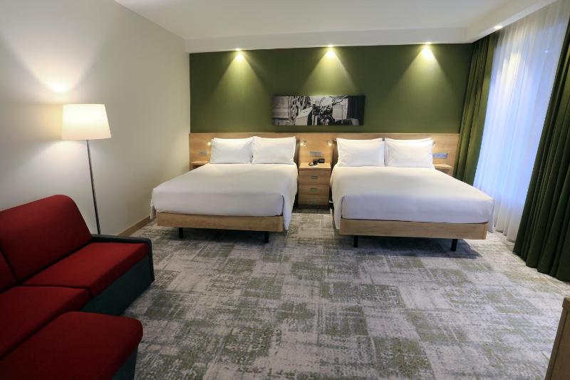 Family Room with Two Queen Beds and City View image 3