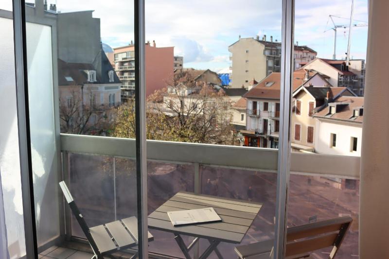 Double Room with Balcony image 2