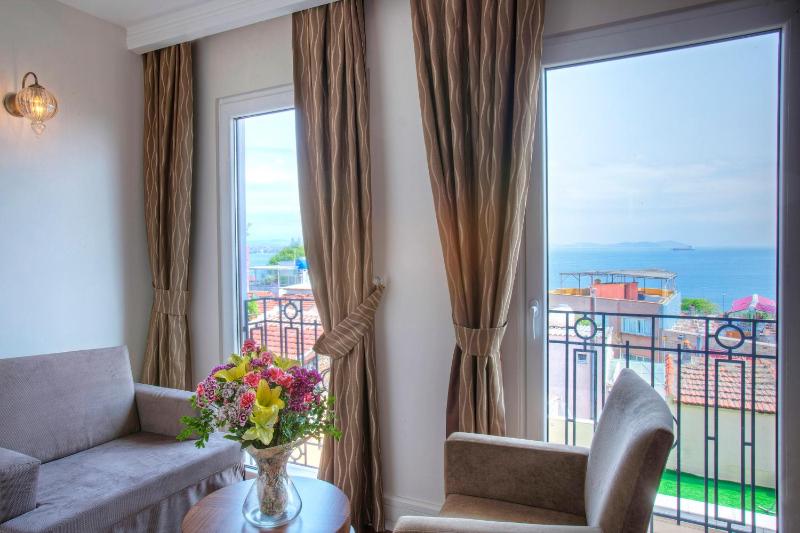 Superior Double or Twin Room with Sea View image 3