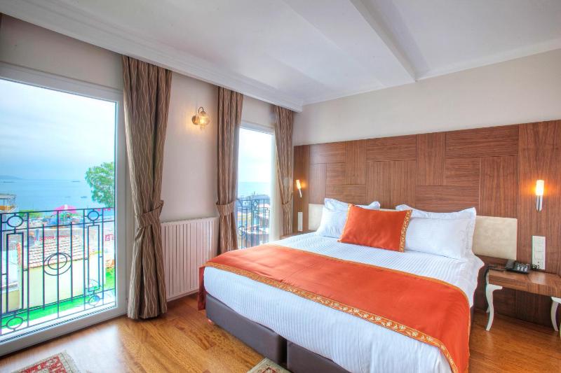 Superior Double or Twin Room with Sea View image 2