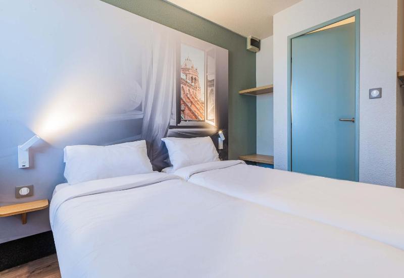 Twin Room image 3