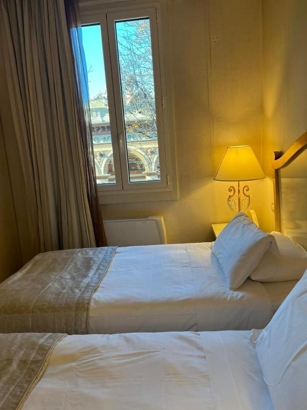 Double or Twin Room image 3