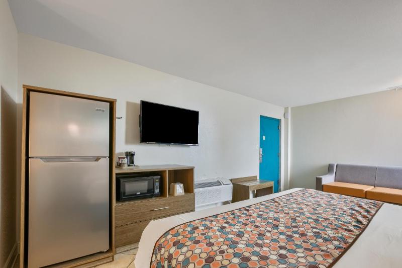 King Room with Sofa Bed image 3