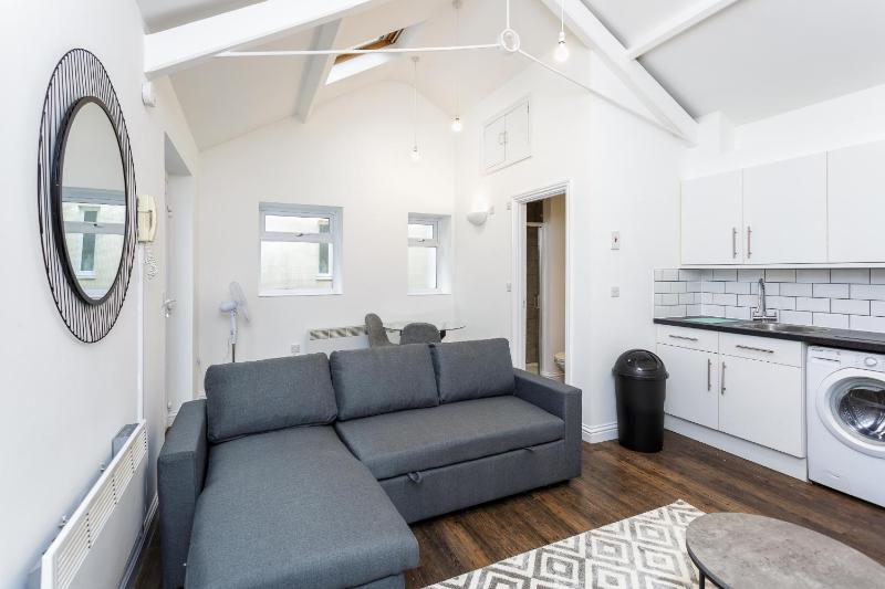 Stylish Self-Contained Annex near City Centre - image 14