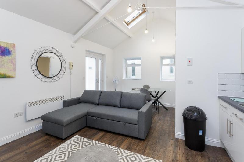 Stylish Self-Contained Annex near City Centre - image 3