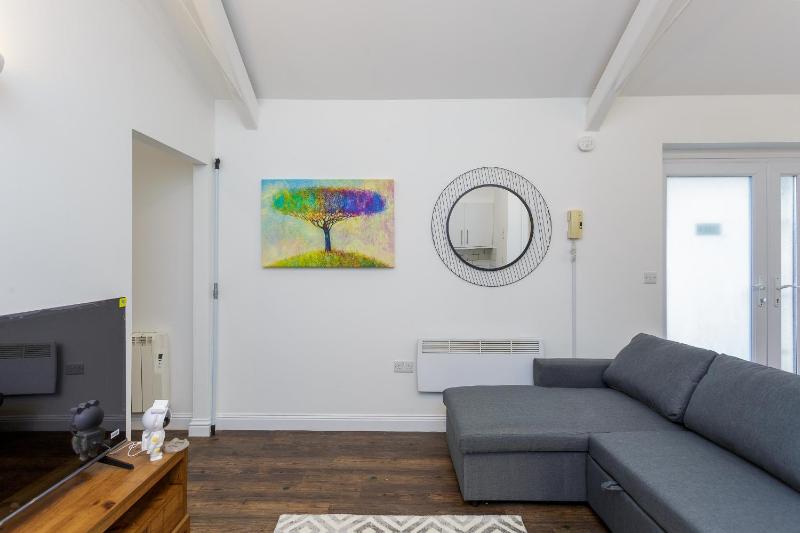 Stylish Self-Contained Annex near City Centre - image 7