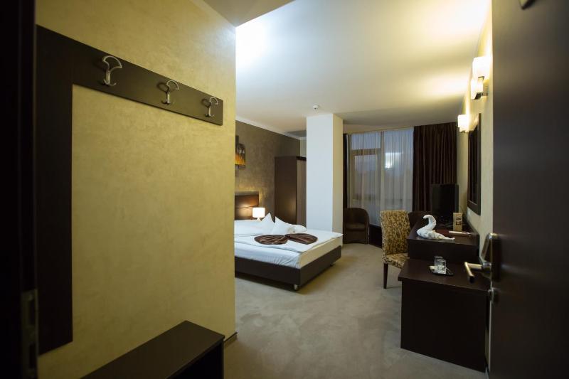 Twin Room with City View image 3