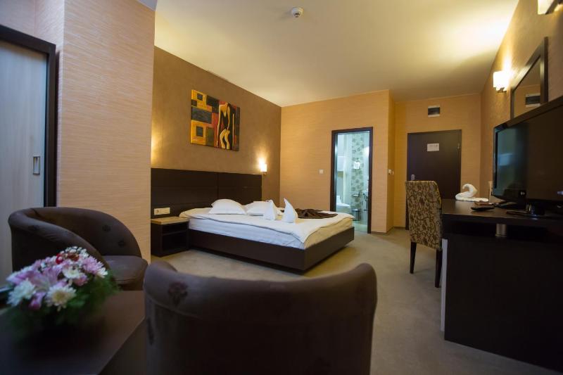 Deluxe Double Room (2 Adults + 1 Child) image 4