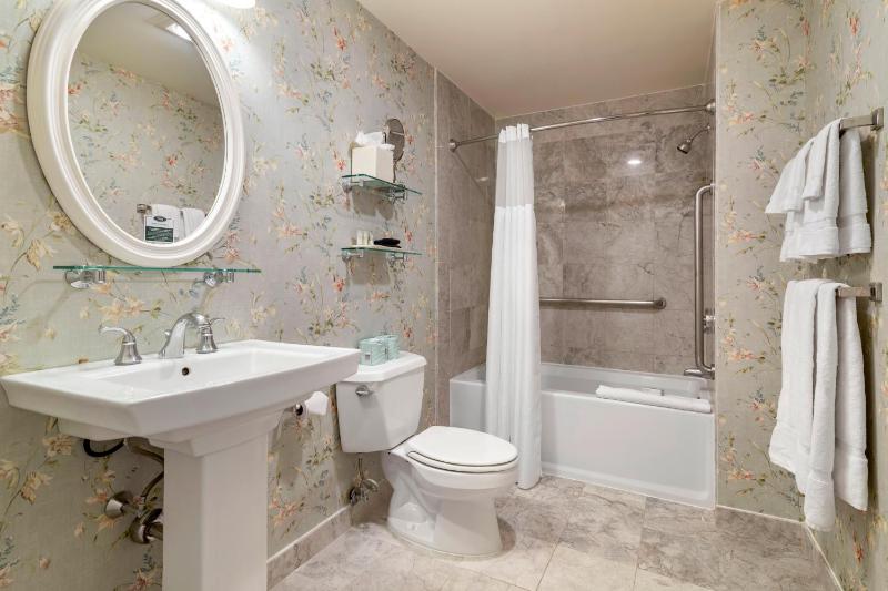 Queen Room image 2