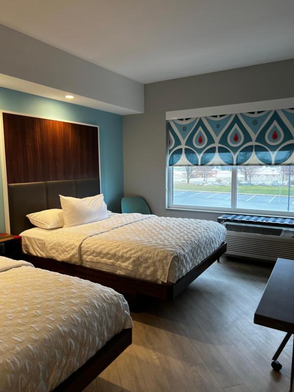 Queen Room with Two Queen Beds image 3