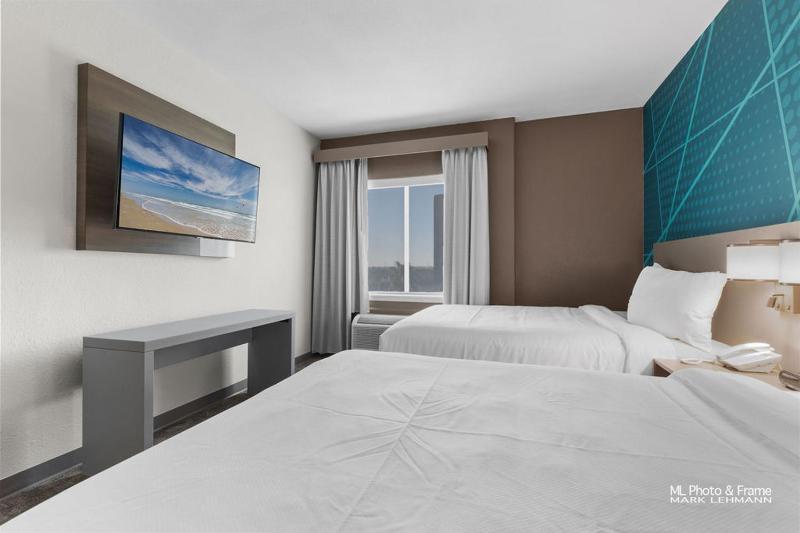 Large Queen Suite with Two Queen Beds and Sofa bed - Disability Access/Non Smoking image 3
