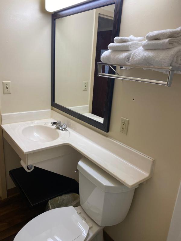 Efficiency Queen Room - Non Smoking/Pet Friendly image 4