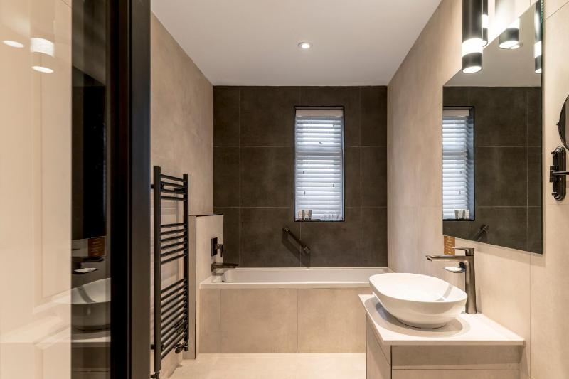 Deluxe Double or Twin Room image 3